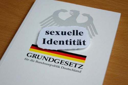 Beschlussempfehlung an Deutschen Bundestag zur sexuellen Identität ins Grundgesetz: Petitionsausschuss sieht keinen Anlass, das vorgetragene Anliegen zu unterstützen